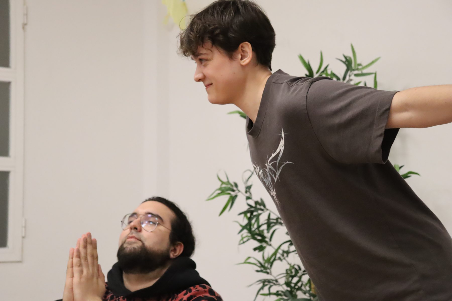Dos participantes de Feim Teatre en un ejercicio de expresión corporal